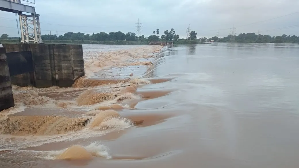 Odisha Govt warns of major flood in Baitarani by Tuesday evening
