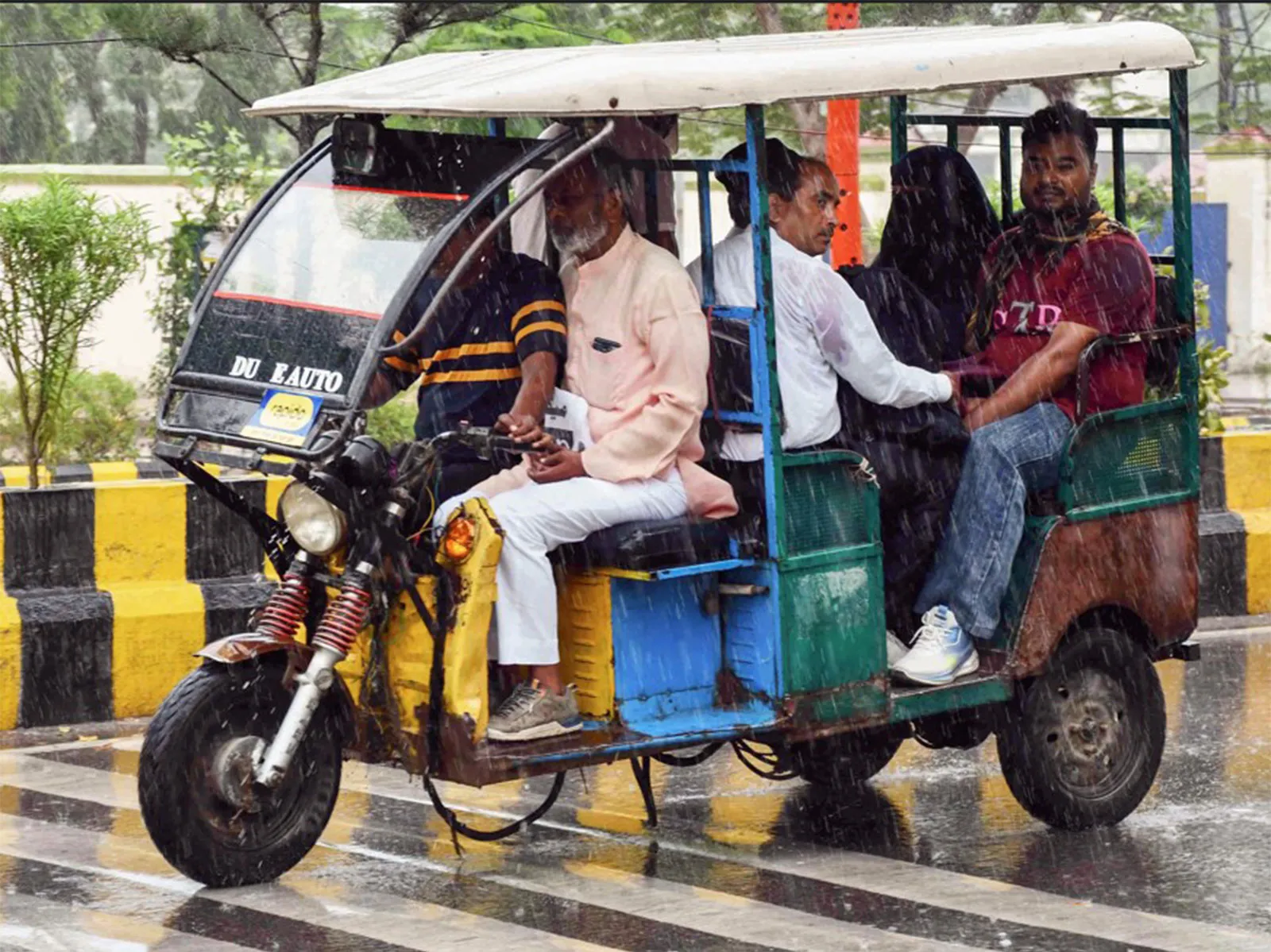 Govt removes apps allegedly linked to E-rickshaw malfunction