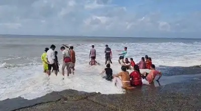 Rough sea conditions trigger alert along Digha-Talsari coast; fishermen, tourists advised to stay away