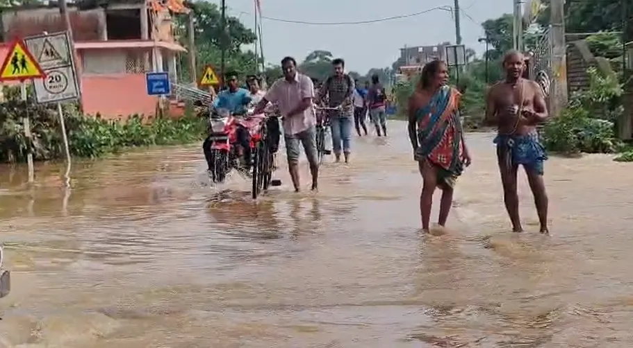 Baitarani floods inundate villages in Jajpur; over 3,000 evacuated, two missing