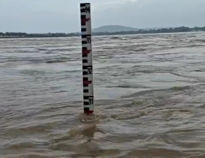 Mahanadi water level rising at Mundali; flood discharge likely to touch 9 Lakh cusecs this afternoon

