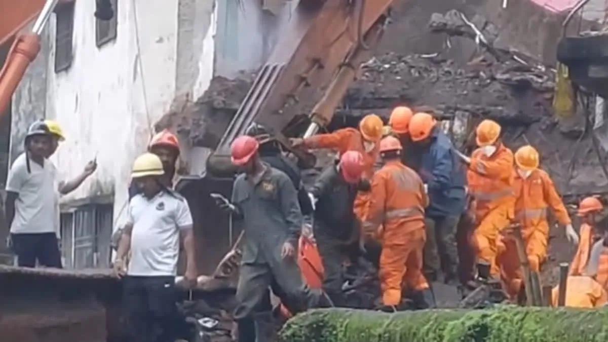 8 killed, several feared trapped after four-storey building collapses in Maharashtra's Bhiwandi

