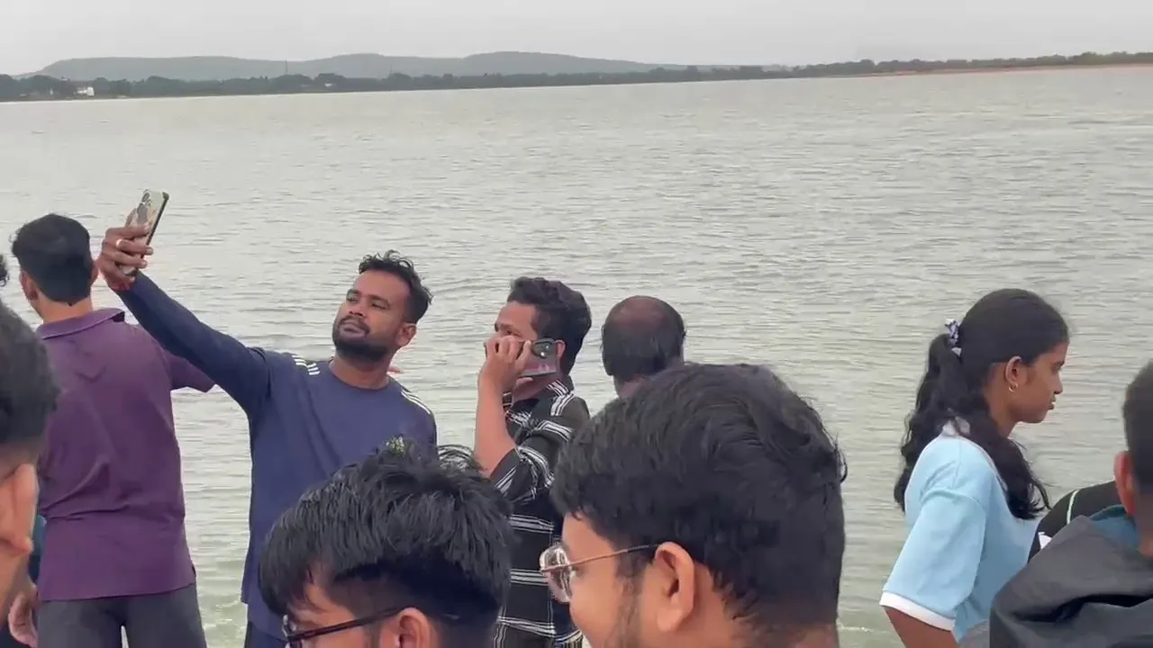 Selfie craze turns fatal: 3 friends swept away in River Mahanadi at Naraj Barrage, 1 missing