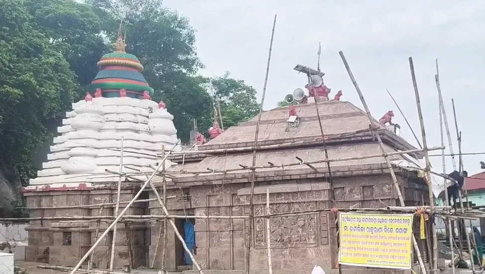 Mahanadi floodwaters recede below Bhattarika Temple boundary; authorities remain on high alert

