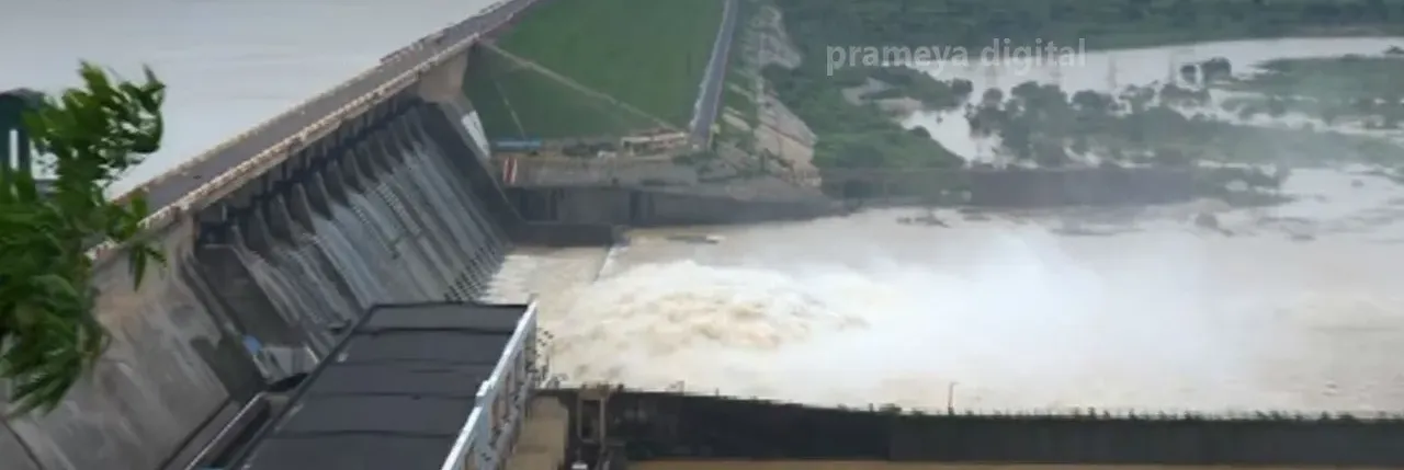 Hirakud releases floodwater through 22 gates; Sambalpur–Sonepur road cut off

