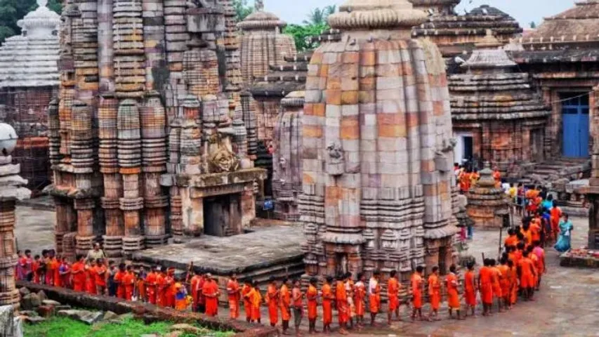 The temple premises echoed with chants of “Har Har Mahadev” and “Bol Bam” as devotees immersed themselves in prayer and worship. The steady influx of Kanwariyas has brought the entire Ekamra Kshetra alive with a deeply spiritual atmosphere