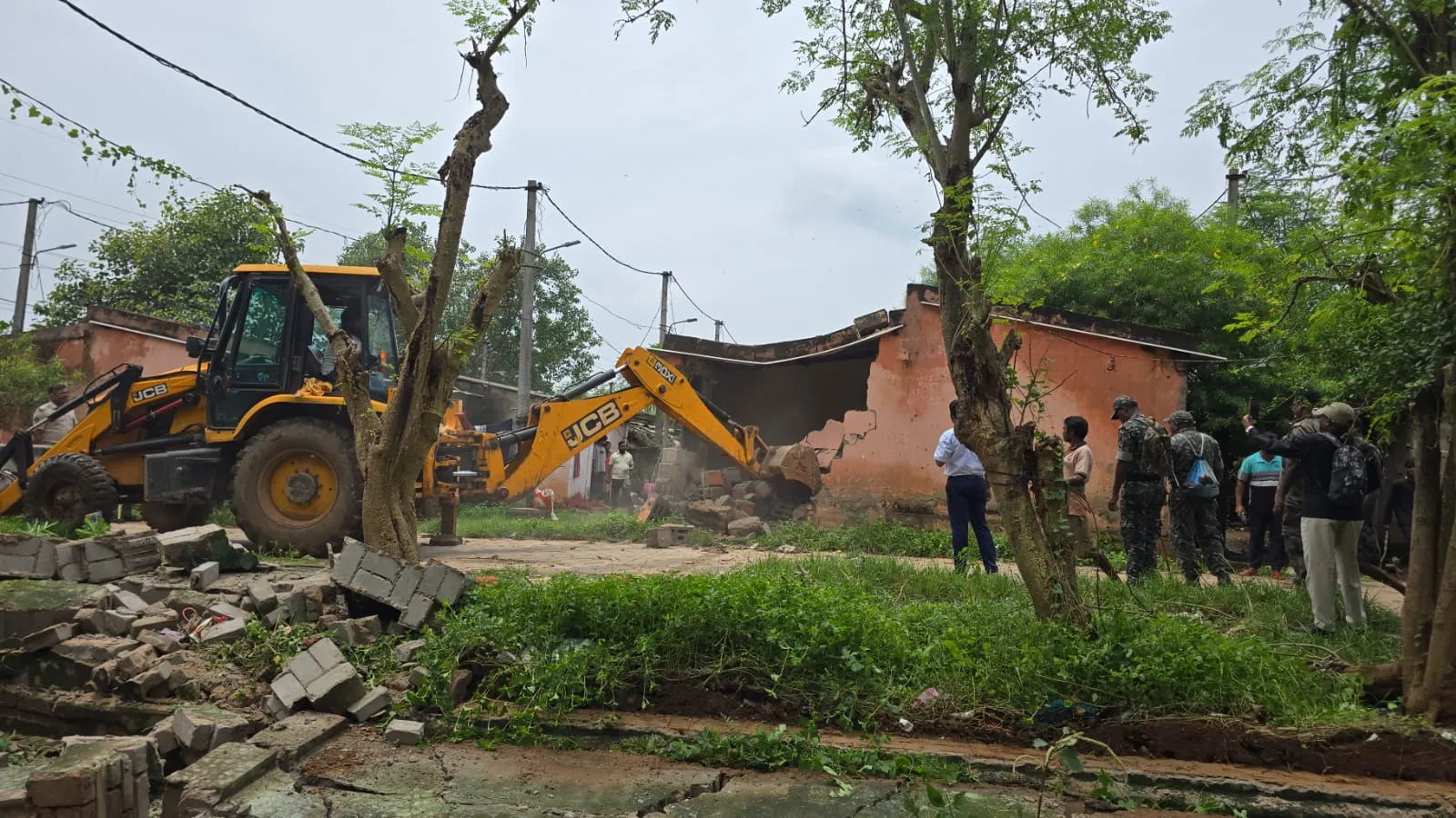 Bhubaneswar: Demolition drive at Kanyashram; 330 transit houses demolished 