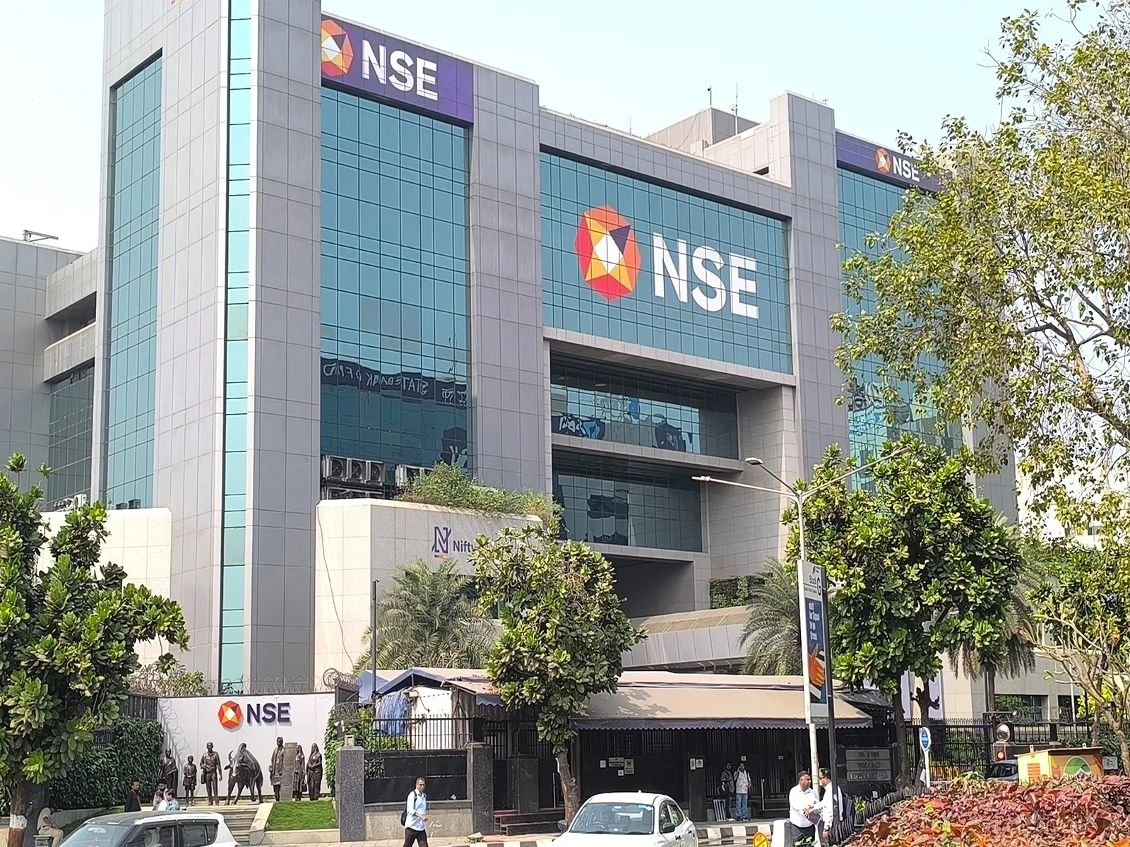 Sensex closes with gains of 114 points, Nifty slips as metal, pharma, PSU banks weigh