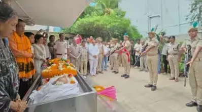  Veteran Odia playback singer Pranab Kishore Patnaik, whose distinctive and soulful voice became an integral part of Odisha’s musical heritageHe received a Guard of Honour with full state honours at his residence before his final rites . Leaders, artists, and fans gathered to mourn the loss of Odisha's golden voice.
