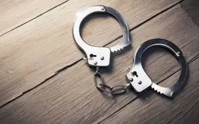 Berhampur Police raid gambling den, ₹3.94 Lakh cash seized; 7 detained