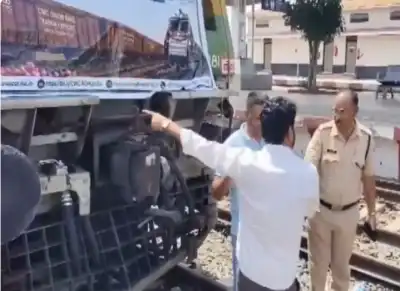 Maharashtra Farmers Stop 'Onion Express' at Lasalgaon Over Quality Concerns