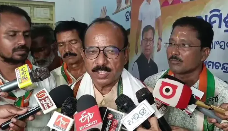 Former Mayurbhanj MP Ramchandra Hansdah joins Congress with supporters