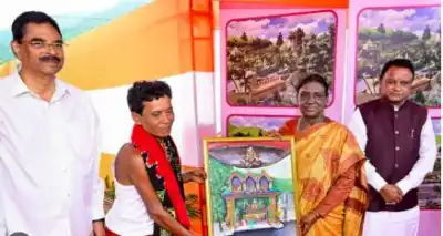 President Murmu Offers Prayers at Maa Kandhuni Devi Temple, Interacts with Tribal Community