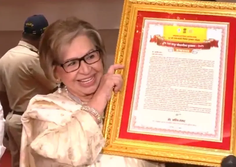 Helen Accepts Raj Kapoor Lifetime Achievement Honour for Veteran Screenwriter Salim Khan