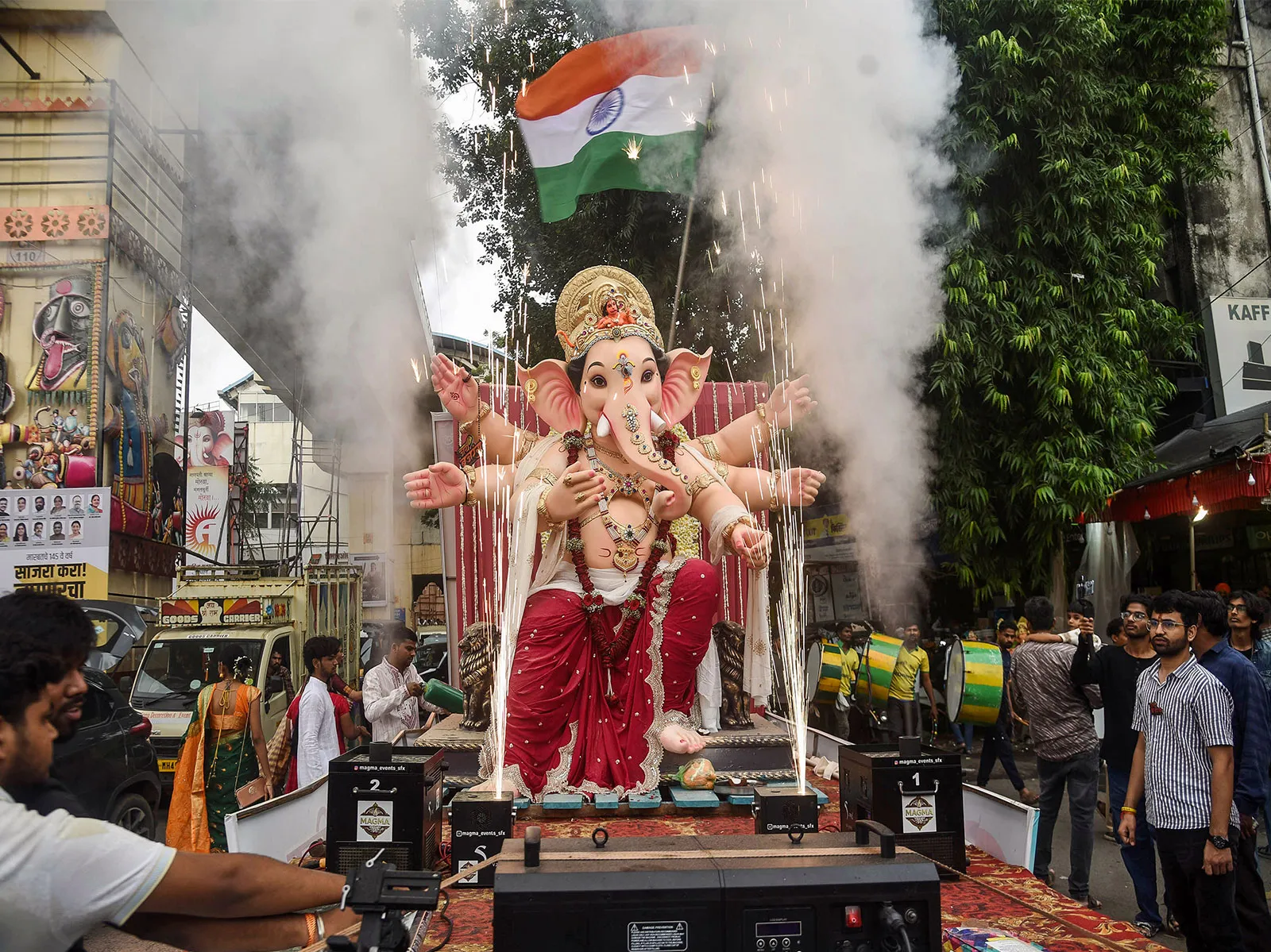 From Lalbaugcha Raja to Srinagar’s Ganpatyar Temple, leaders join nationwide Ganesh Chaturthi celebrations