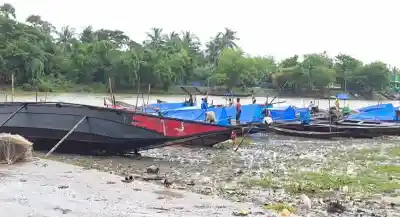 Bad weather triggers panic in Chilika, 200+ fishermen return to shore