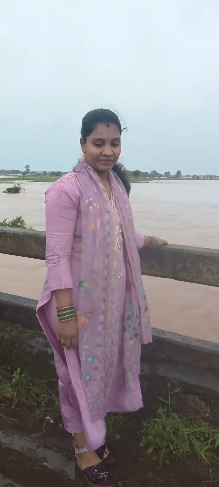 Selfie Turns Fatal in Nabarangpur: Woman Falls Into Indravati River, Rescue Search Underway
