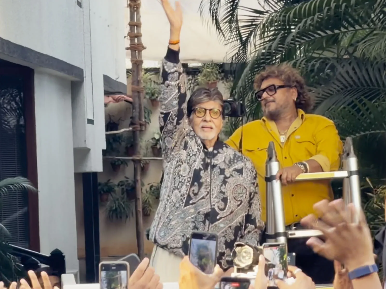 Amitabh Bachchan steps out in style for Sunday Darshan
