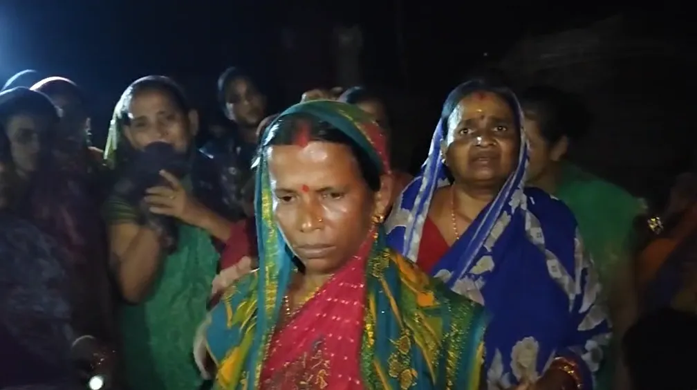 Hundreds of women raid alleged illegal liquor outlet in Kendrapara