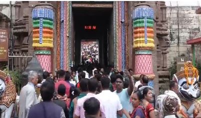 Thousands of devotees gather in Puri for New Year darshan of Lord Jagannath