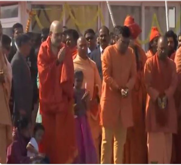 Maha Kumbh : Amit Shah performs ‘Aarti’ at Triveni Sangam