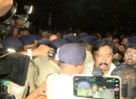 Scuffle Between Congress Leaders & Police Outside Odisha Assembly