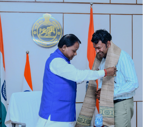Odisha CM felicitates Sudarsan Pattnaik for winning ‘Sand Master’ award in UK