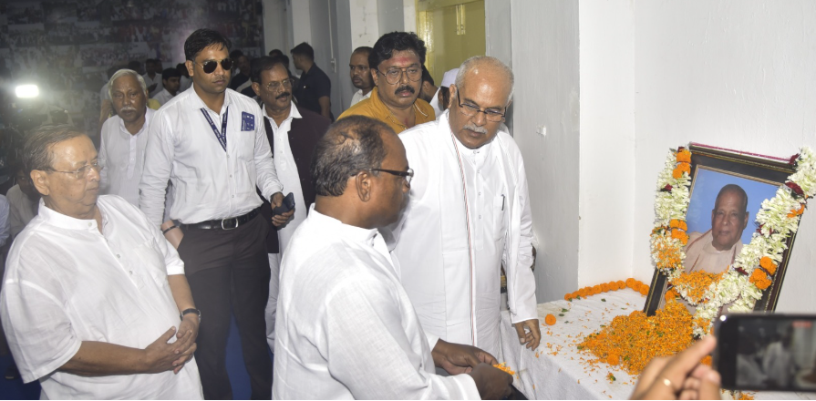 Congress leaders commemorate legacy of former Odisha CM J. B. Patnaik on his 10th death anniversary