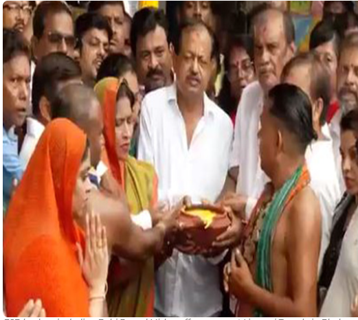 BJD leaders offer prayers at Lingaraj Temple for Naveen Patnaik’s speedy recovery