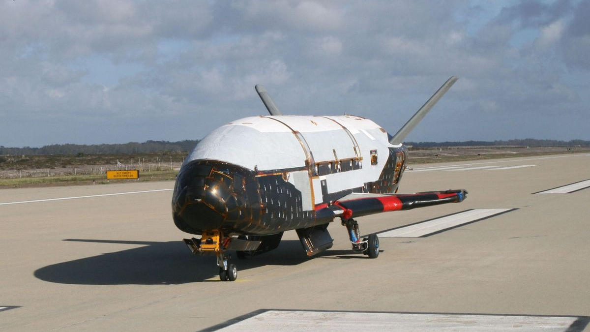 X-37B Spaceplane Lands after mysterious Record-Breaking 434-Day Mission