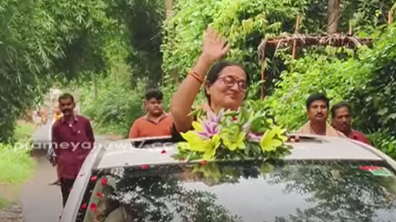 Odisha Teacher Retirement: Sarojini Devi's Extraordinary Farewell in Salepur Goes Viral