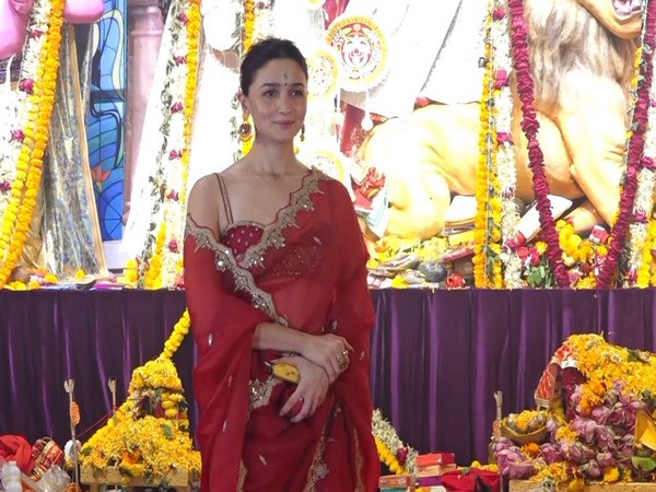 Alia Bhatt seeks blessings at Durga Puja pandal in Mumbai