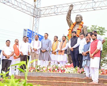 Odisha CM unveils statues of Atal Bihari Vajpayee and Bagmi Biswanath Kar 