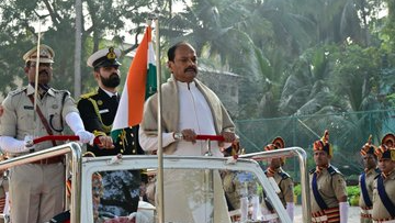 Odisha Governor Raghubar Das receives guard of honour as he bids farewell
