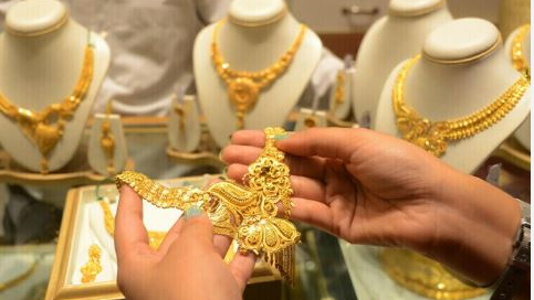 Gold & Silver Prices Drop for 3rd Day Amid Weak Global Trends
