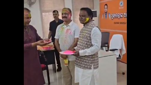 Odisha celebrates Holi with joy and tradition: CM, celebrities, and public join the festivities