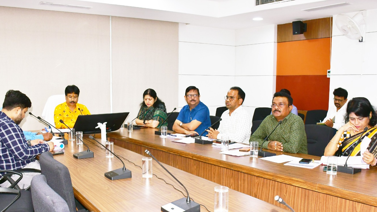 H&UD Minister inspects drainage system in Bhubaneswar
