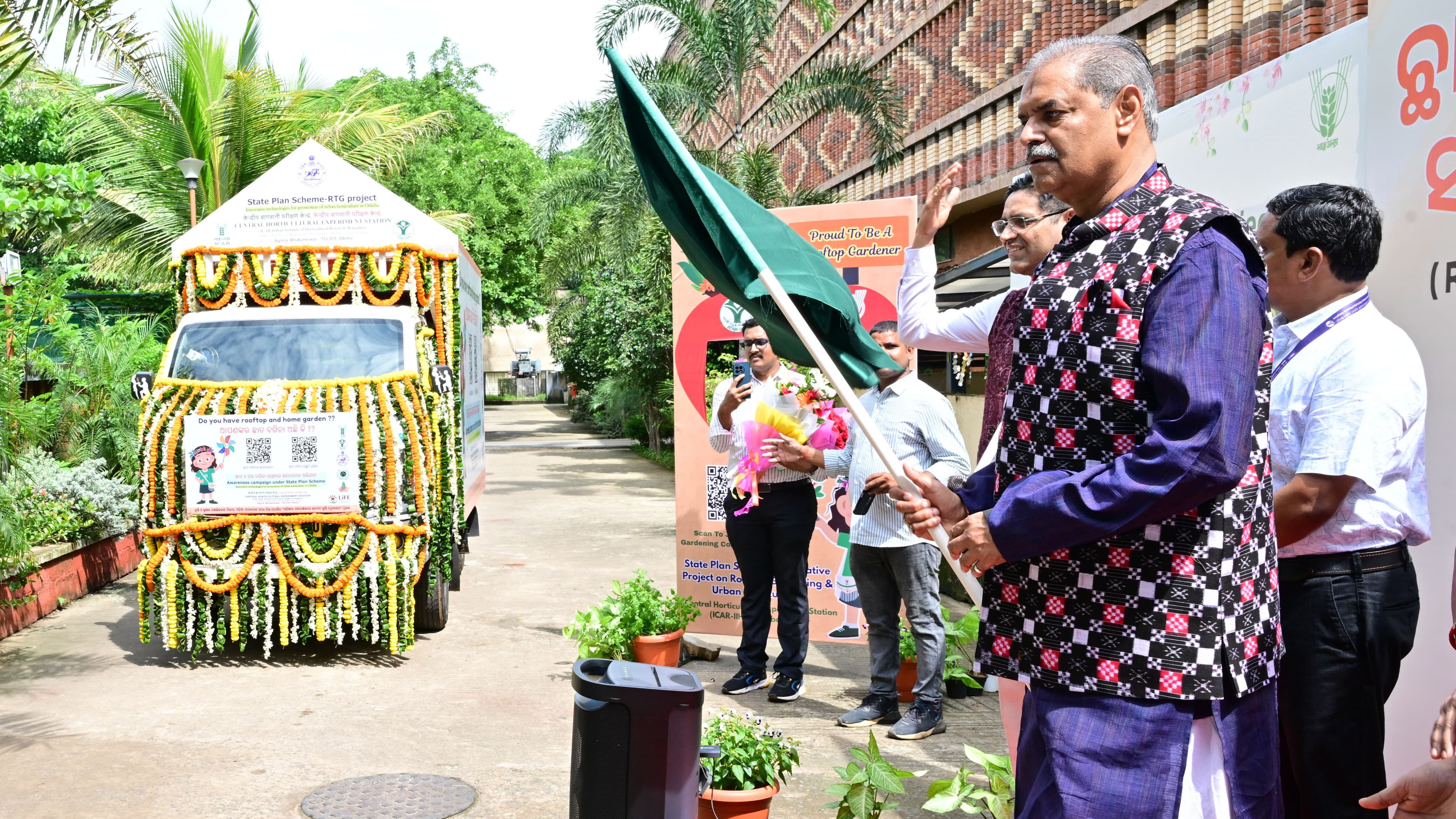 Singh Deo flags off campaign vehicle for promotion of rooftop gardening in urban areas