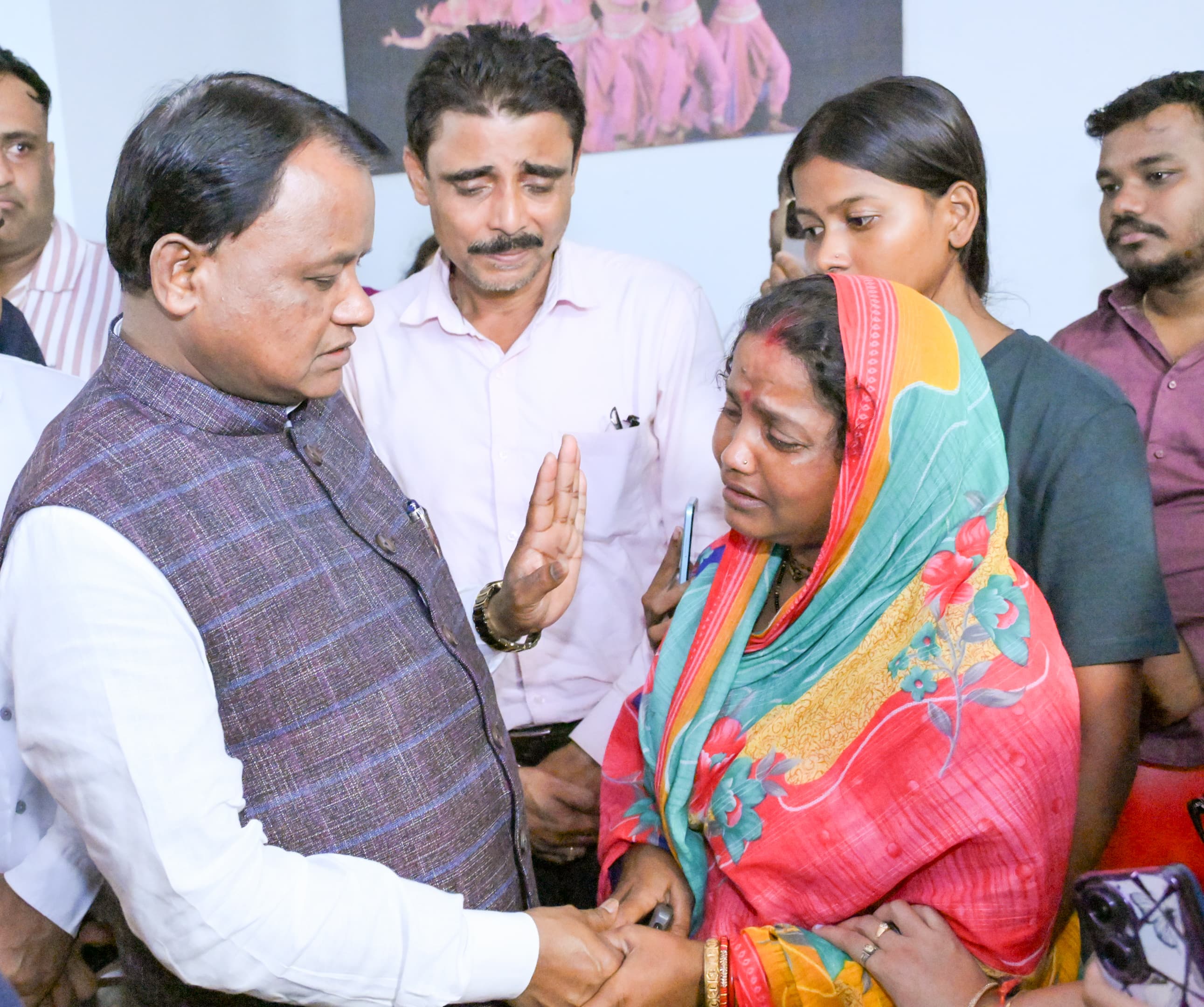 CM Majhi visits AIIMS Bhubaneswar, assures best treatment for student who attempted self-immolation