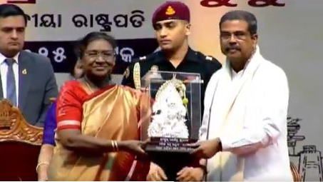 Dharmendra Pradhan honoured with Kalinga Ratna Award by President Droupadi Murmu