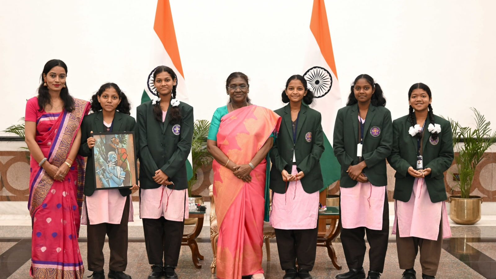 EMRS Odisha students celebrate Raksha Bandhan at Rashtrapati Bhawan
