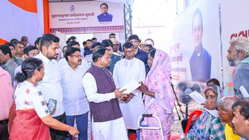Odisha CM Urges Elderly Man Against Suicide | Grievance Heard