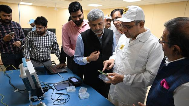 Vaishnaw inaugurates India’s first tempered glass manufacturing facility for mobile devices at Noida