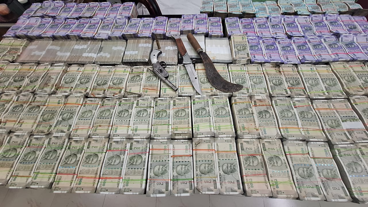 Kalahandi police arrests Inter-state robbery gang, seizes crores in cash & weapons