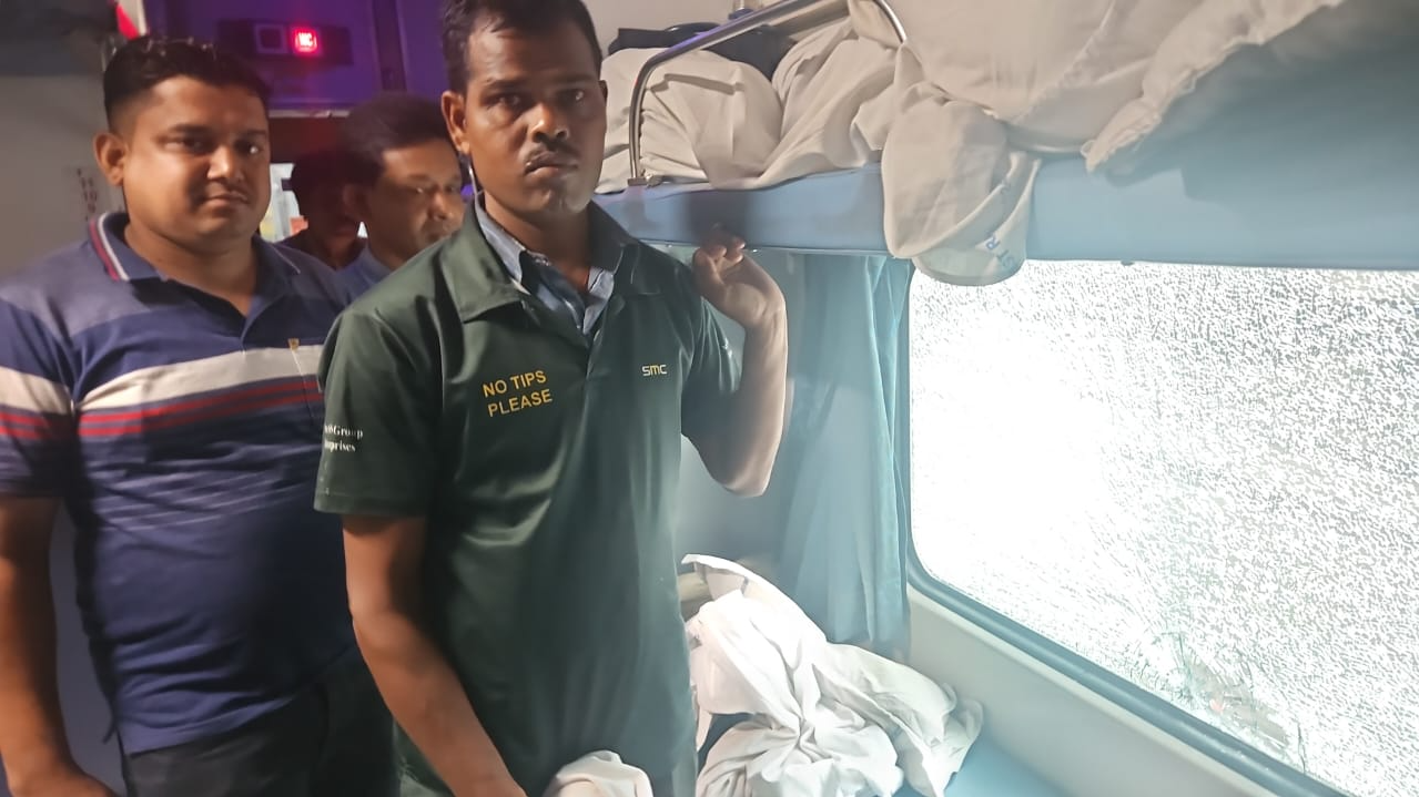 Stone pelted at Tapaswini Express carrying people in Sambalpur