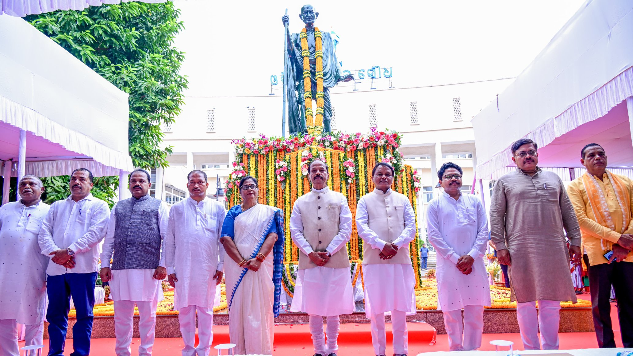 Odisha CM Mohan Majhi pays floral tributes to Mahatma Gandhi on 155th birth anniversary   Prameya News