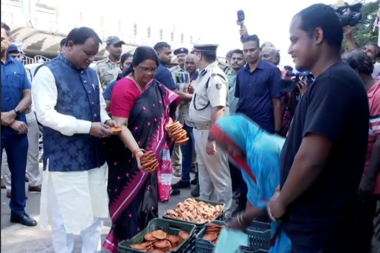 Odisha CM Mohan Majhi buys diyas from street vendors, hails ‘Vocal for Local’