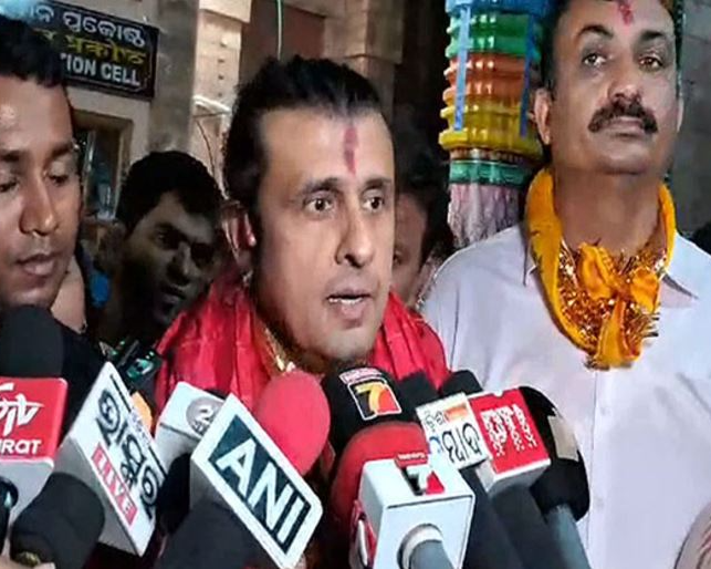 Sonu Nigam offers prayers at Puri Jagannath Temple 