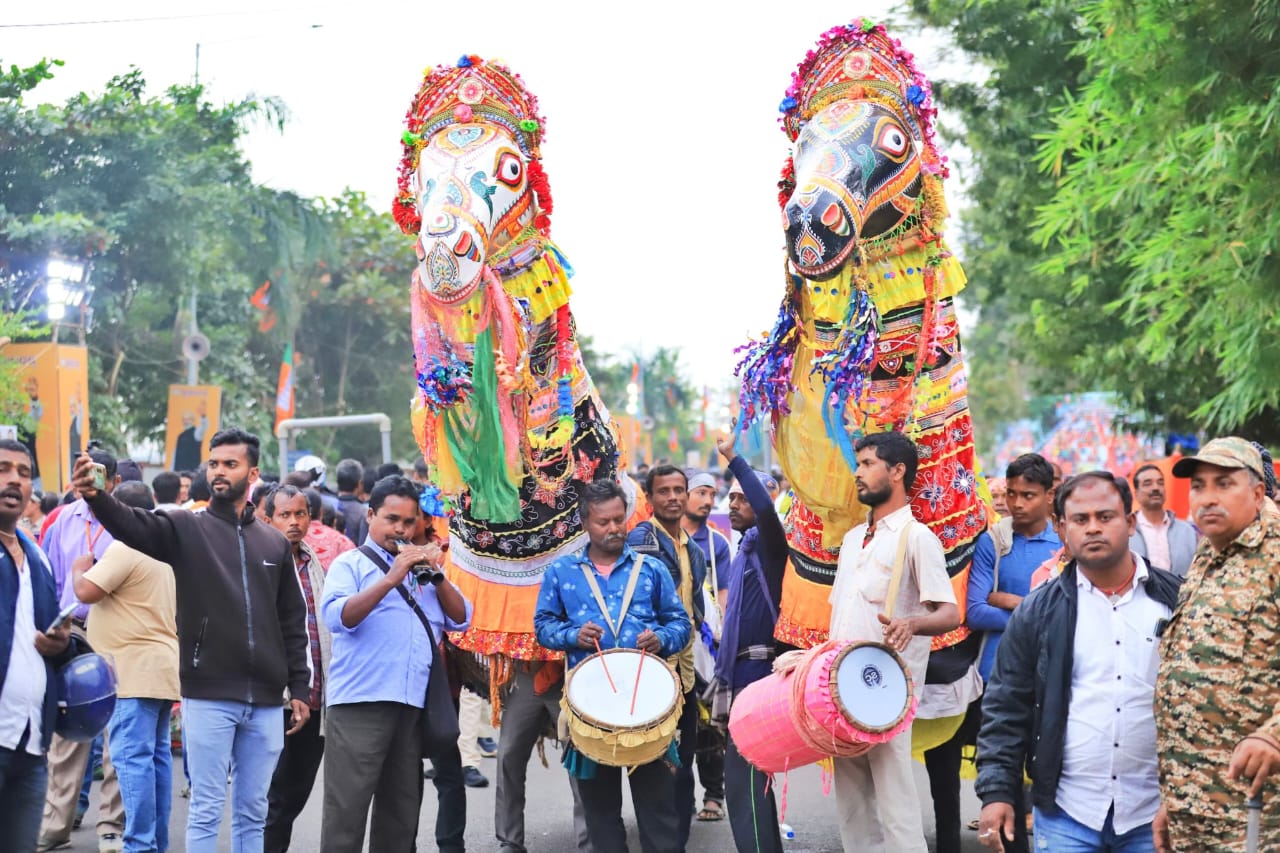 Huge crowd to see PM Modi in Bhubaneswar roadshow