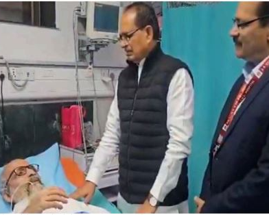 Union Minister Shivraj Singh Chouhan meets Balasore MP Pratap Sarangi at RML Hospital